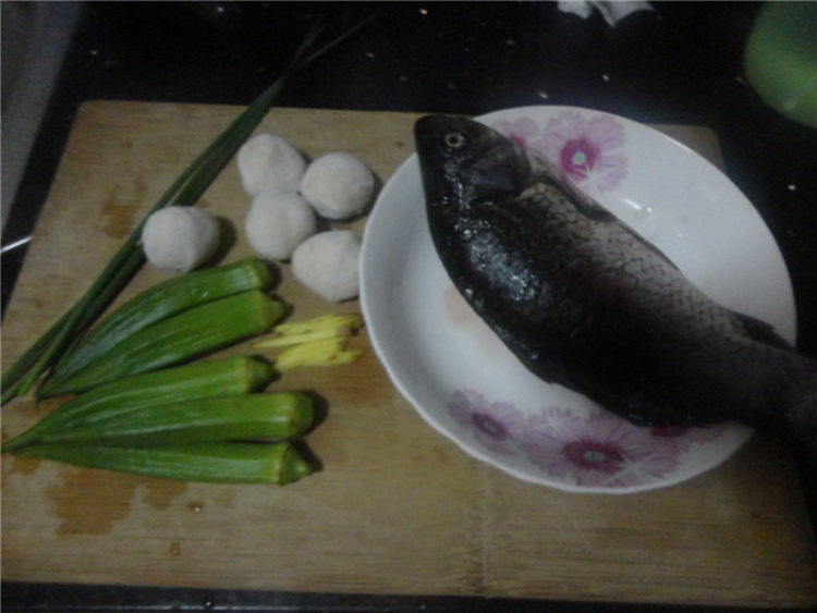 【儿童美食】秋葵鲫鱼步骤1