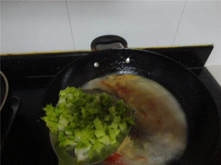 鲫鱼番茄汤步骤7