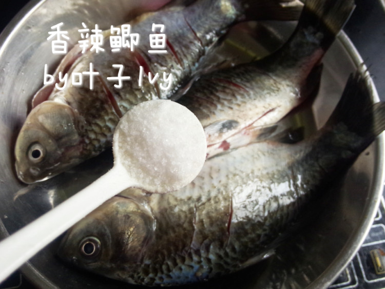 香辣鲫鱼步骤1