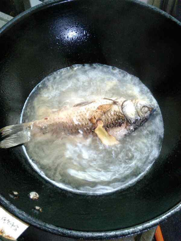 鲫鱼番茄豆腐汤步骤5