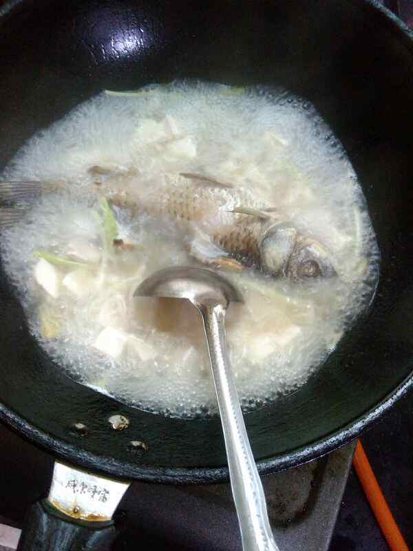 鲫鱼番茄豆腐汤步骤6