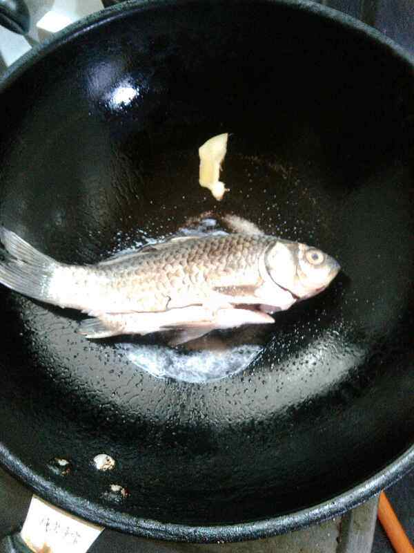 鲫鱼番茄豆腐汤步骤3