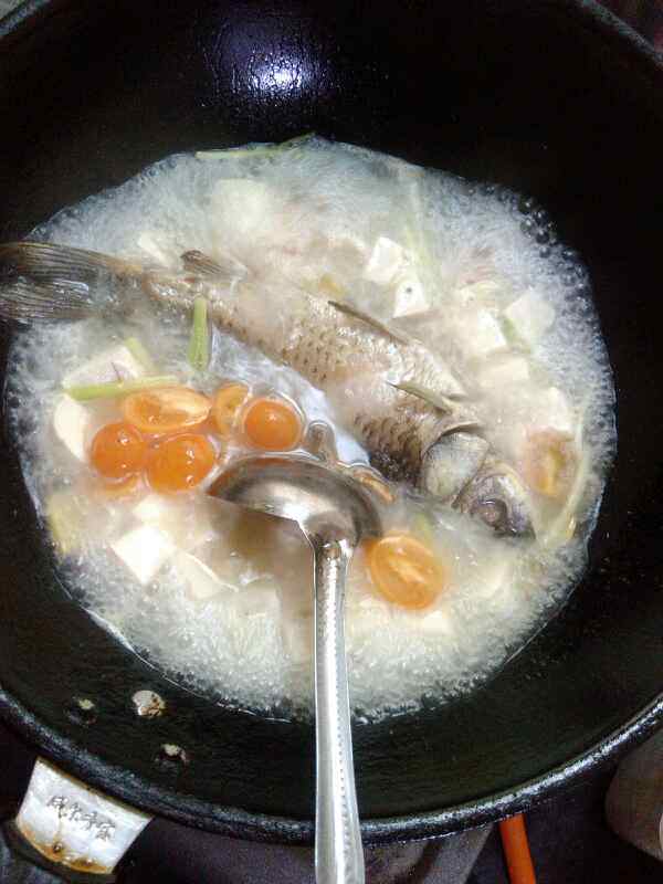 鲫鱼番茄豆腐汤步骤7