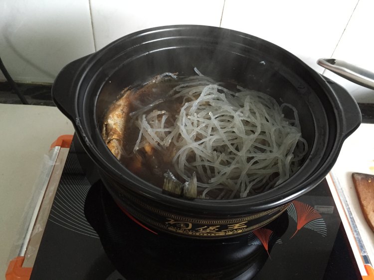 粉丝鲫鱼煲步骤7