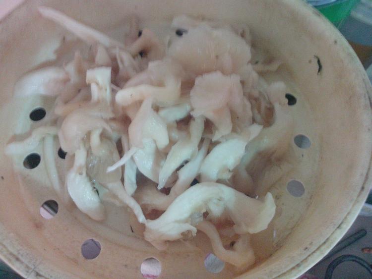 蘑菇鲫鱼汤步骤3