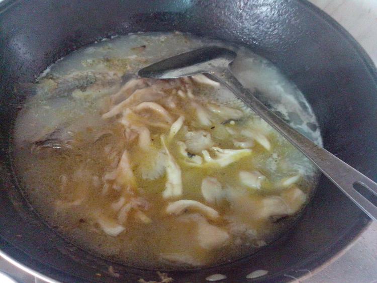 蘑菇鲫鱼汤步骤10