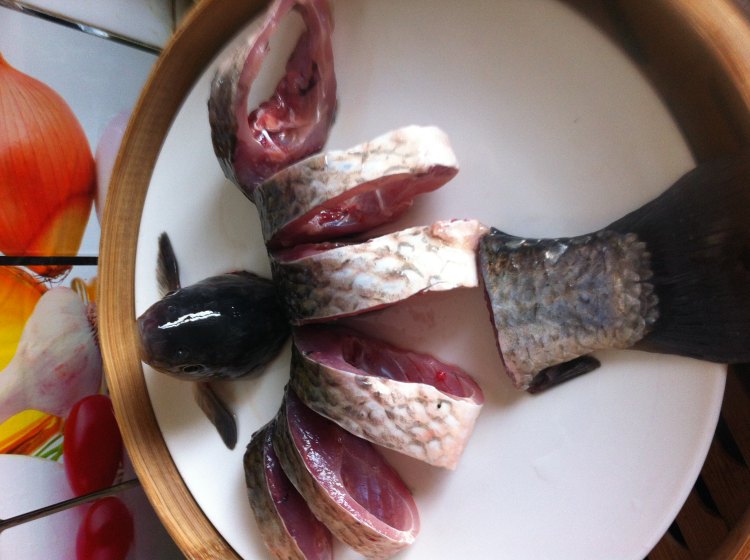 咸鸡蒸鲫鱼步骤5