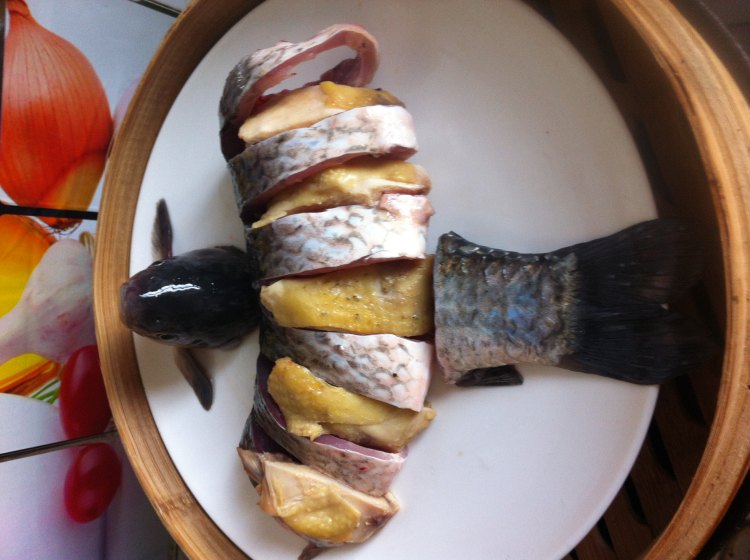 咸鸡蒸鲫鱼步骤6