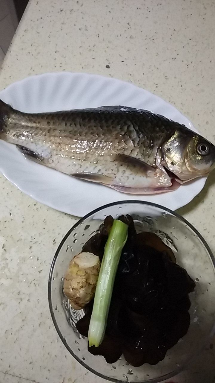 木耳蒸鲫鱼步骤1