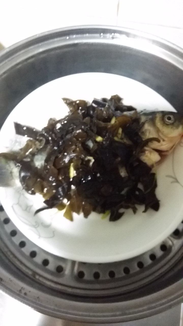 木耳蒸鲫鱼步骤4