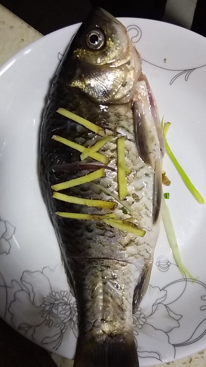 木耳蒸鲫鱼步骤2