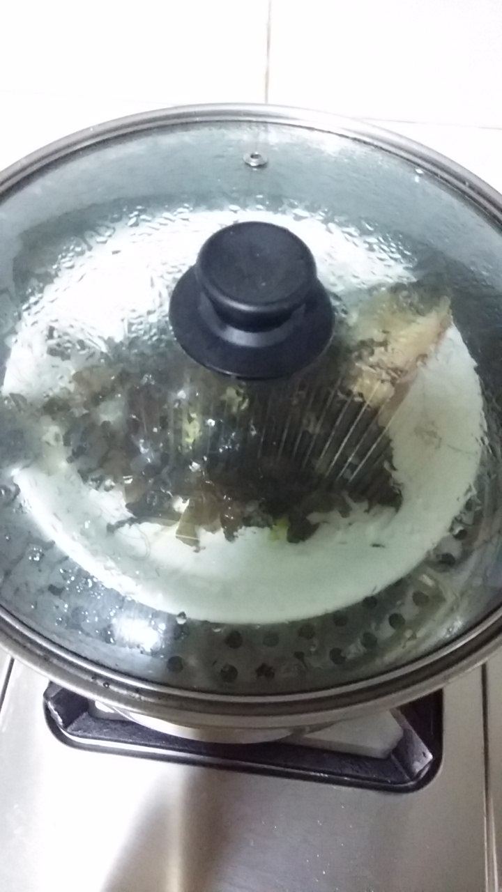 木耳蒸鲫鱼步骤5