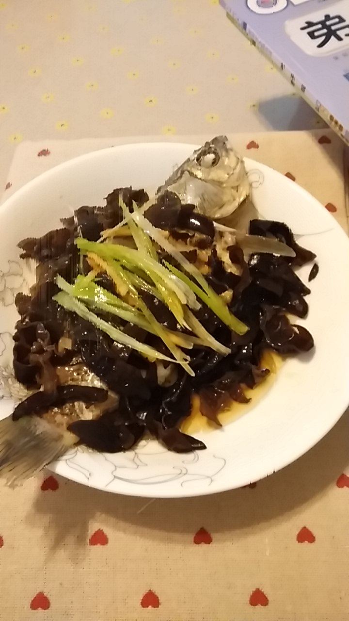 木耳蒸鲫鱼步骤6