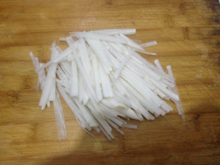 白萝卜丝鲫鱼汤步骤1