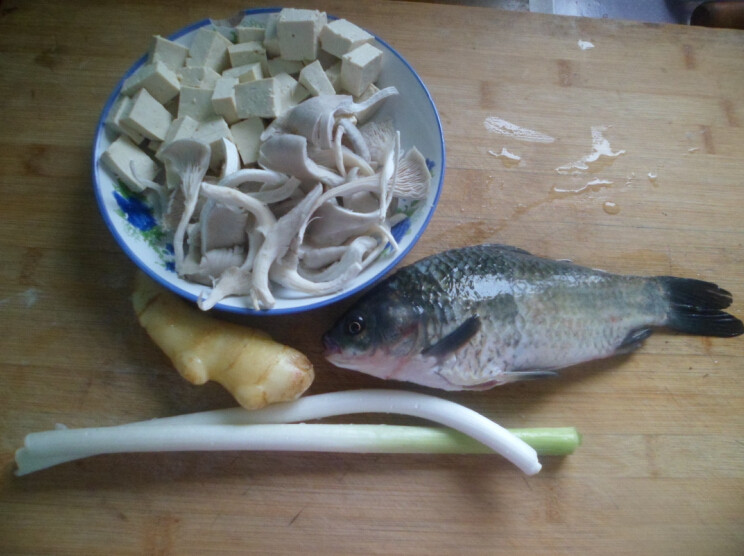 鲫鱼蘑菇豆腐汤步骤1