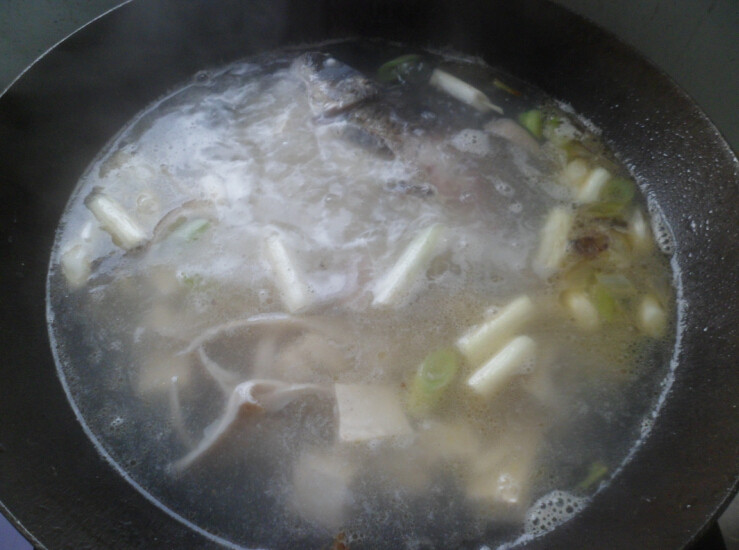 鲫鱼蘑菇豆腐汤步骤8