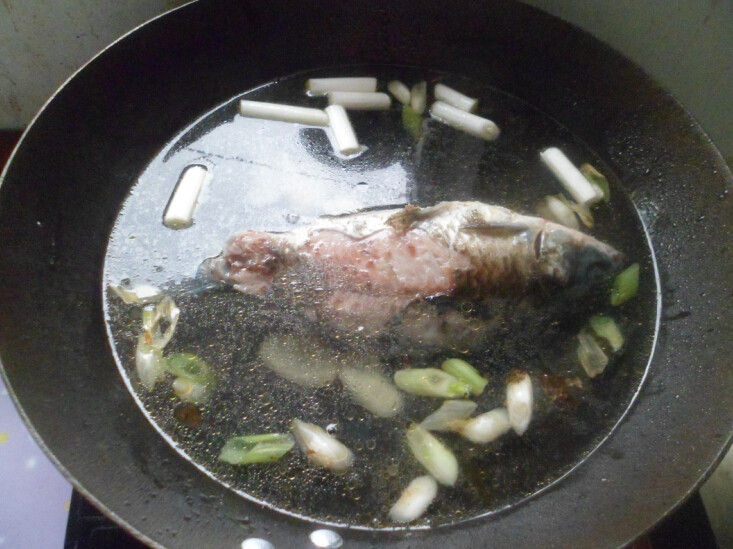 鲫鱼蘑菇豆腐汤步骤7