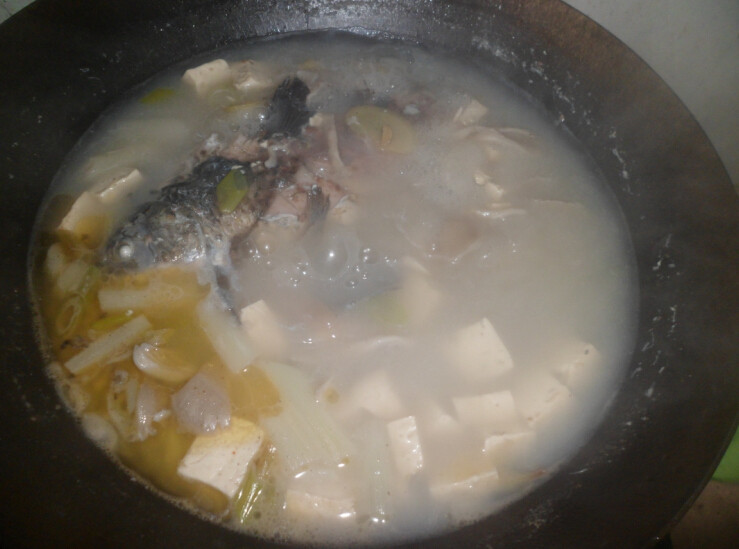 鲫鱼蘑菇豆腐汤步骤9