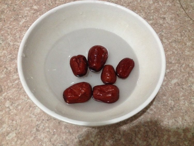 南瓜红枣鲫鱼汤步骤1