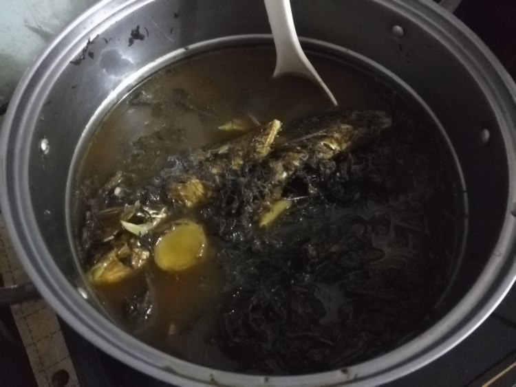 棉茵陈鲫鱼汤步骤8