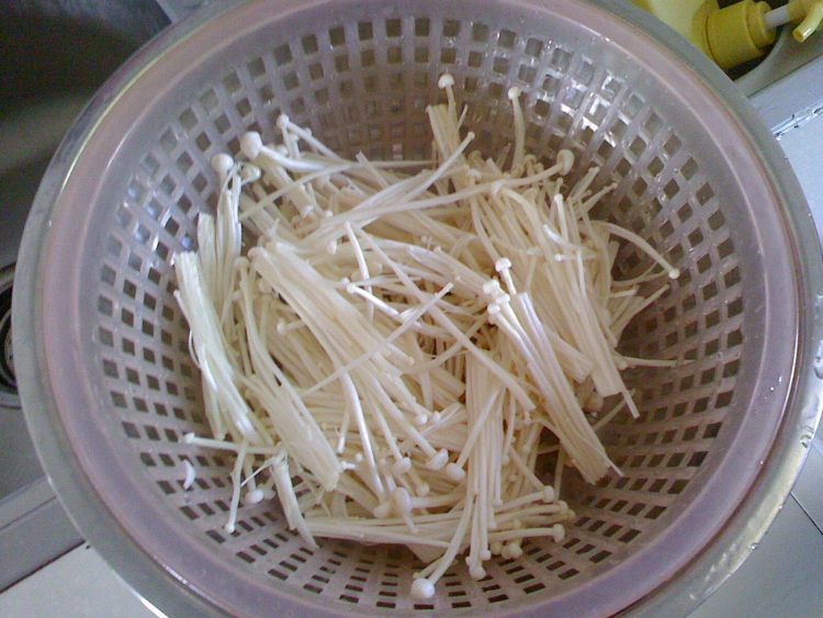 银针菇鲫鱼汤步骤2