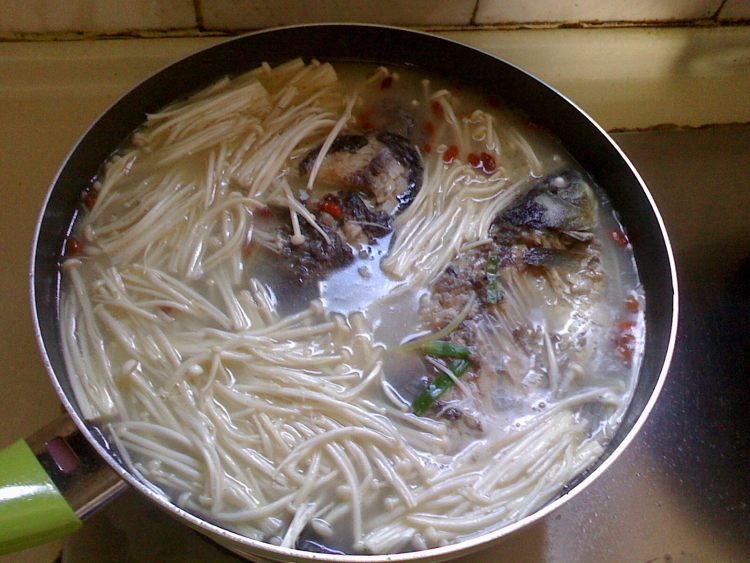 银针菇鲫鱼汤步骤6