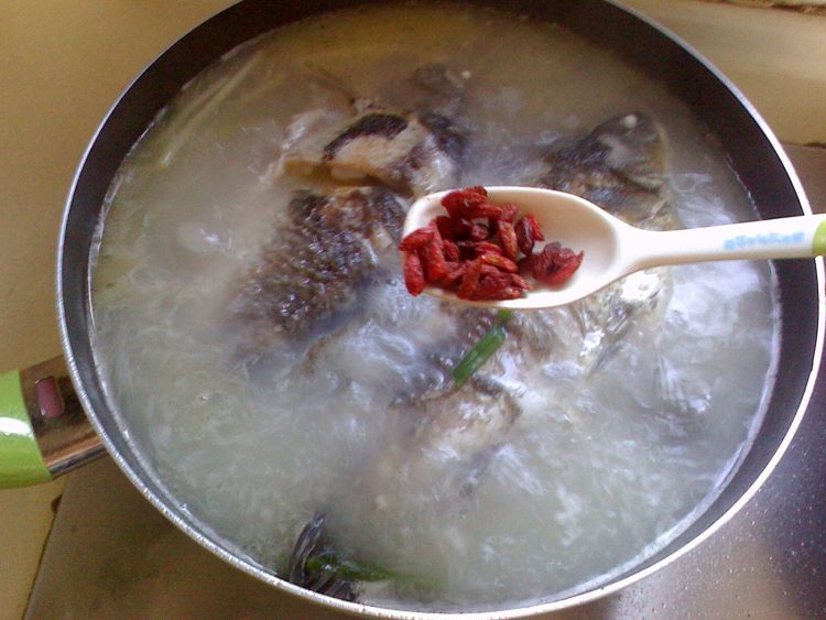 银针菇鲫鱼汤步骤5