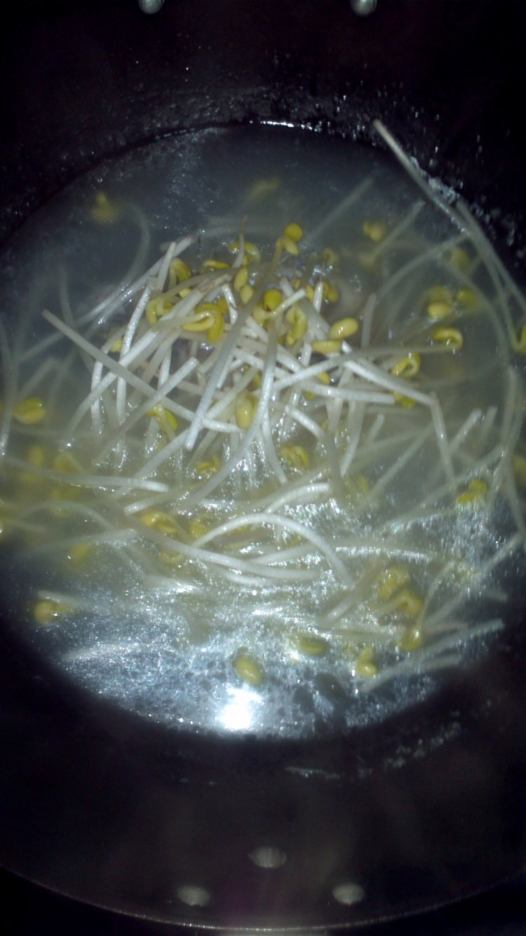 黄豆芽鲫鱼汤粥步骤6