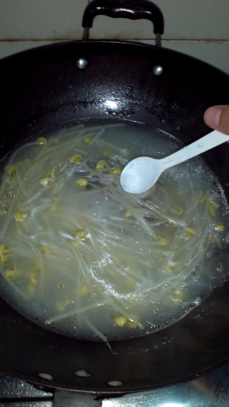 黄豆芽鲫鱼汤粥步骤7
