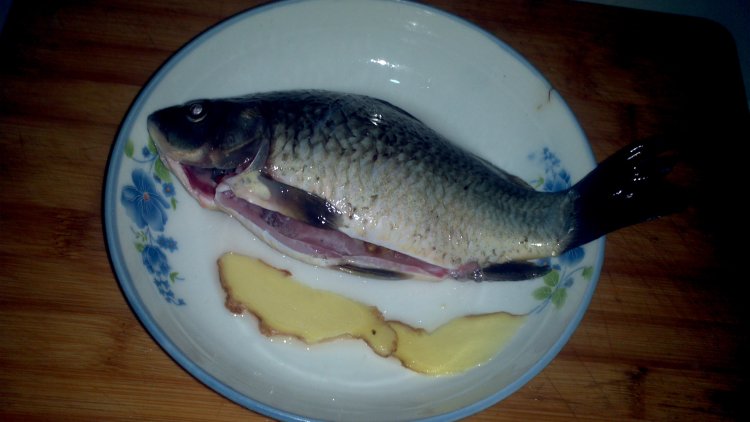 黄豆芽鲫鱼汤步骤1