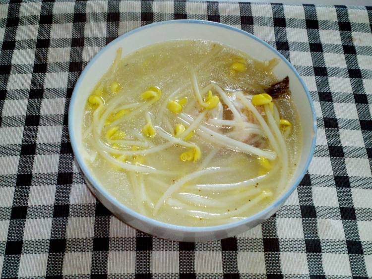 黄豆芽鲫鱼汤步骤9