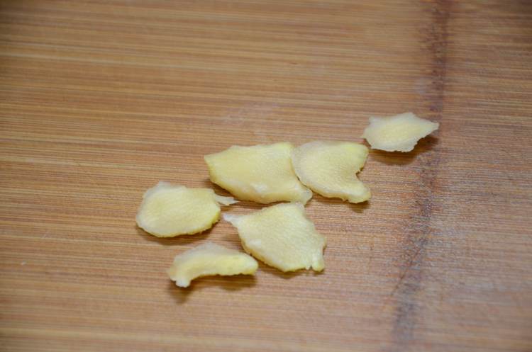薄荷鲫鱼汤步骤2