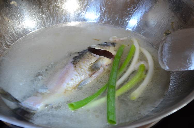 薄荷鲫鱼汤步骤5
