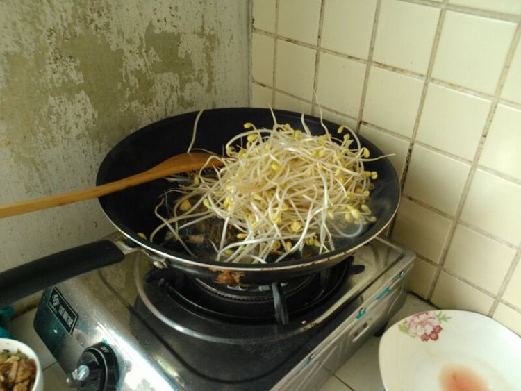 豆芽炖鲫鱼步骤6