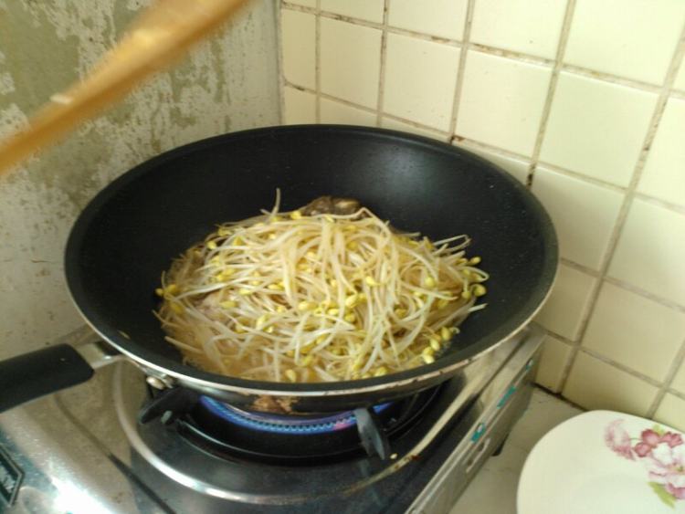 豆芽炖鲫鱼步骤7