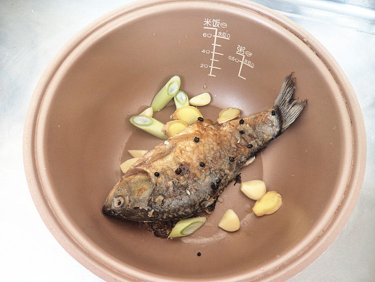 南瓜鲫鱼汤步骤2