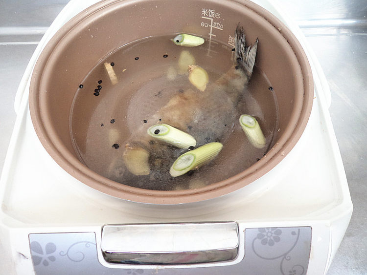 南瓜鲫鱼汤步骤3