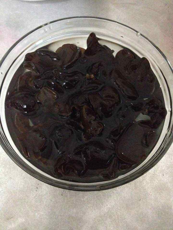 鲫鱼烧木耳步骤2