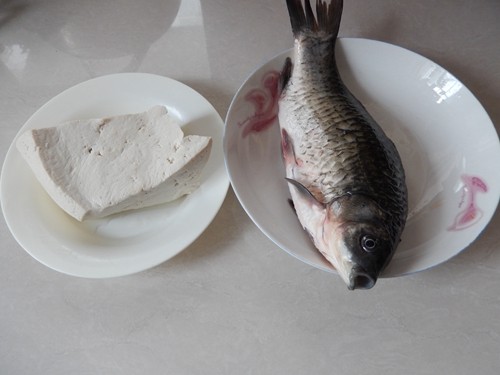 红烧鲫鱼豆腐步骤1