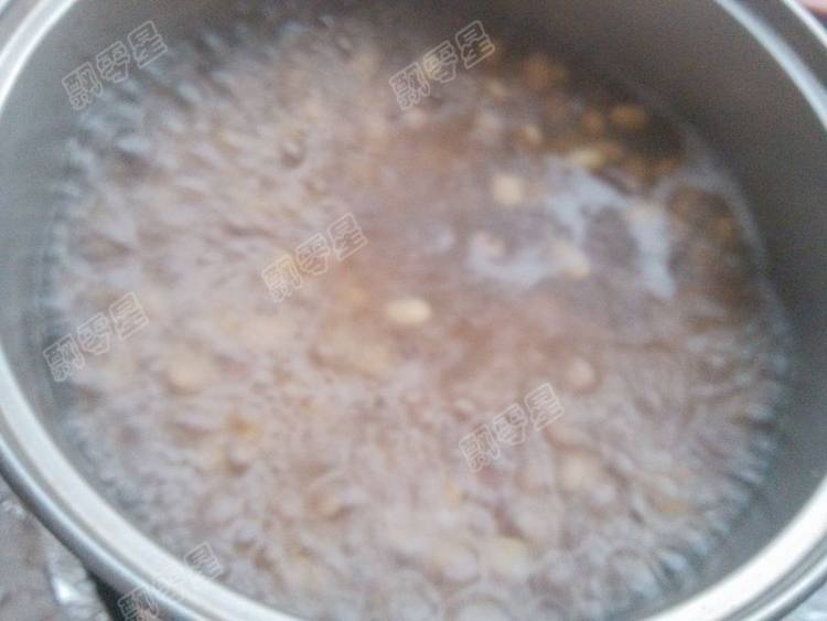 黄豆焖野生小鲫鱼步骤4
