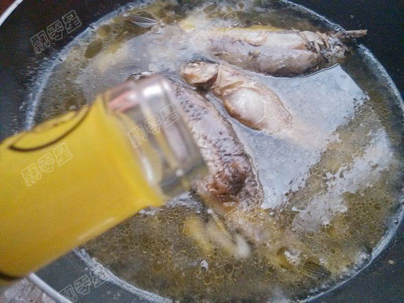 黄豆焖野生小鲫鱼步骤8