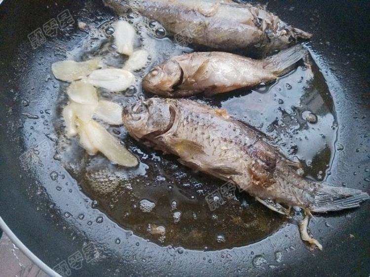 黄豆焖野生小鲫鱼步骤6