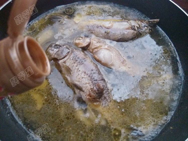 黄豆焖野生小鲫鱼步骤9