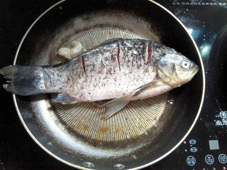 毛豆烧鲫鱼步骤3