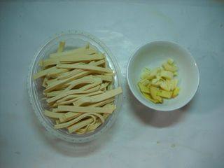砂锅野鲫鱼步骤3