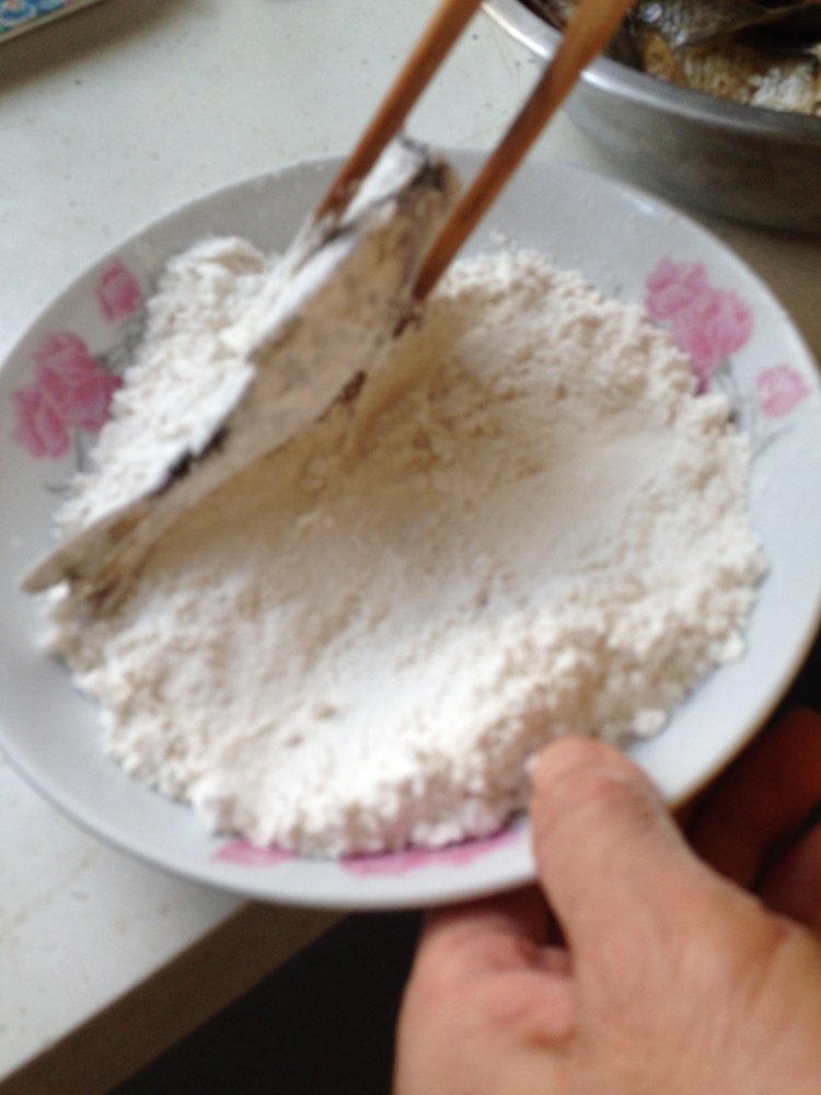 酥炸野生小鲫鱼步骤3