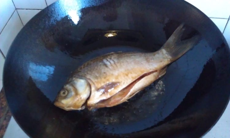 酱香煎鲫鱼步骤6