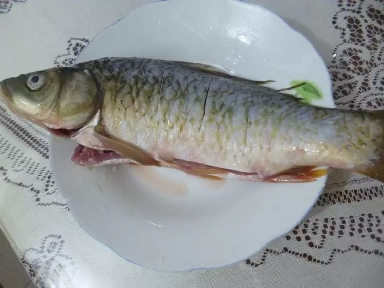 榨菜蒸鲫鱼步骤1