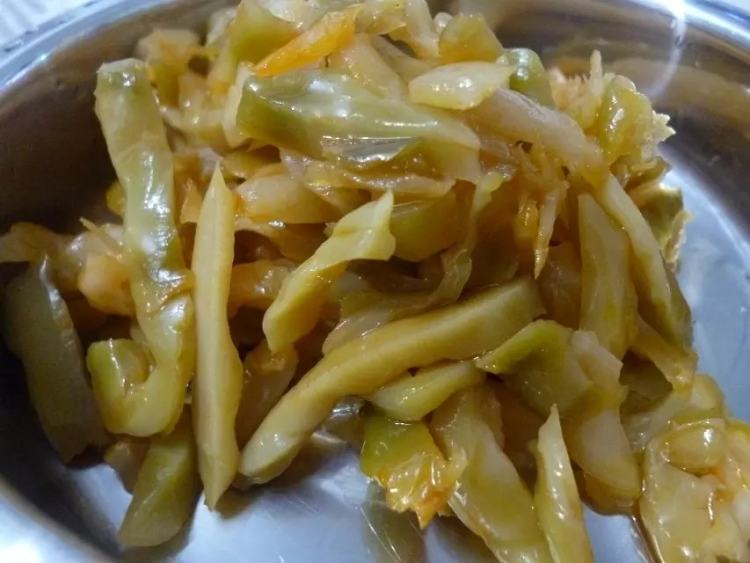 榨菜蒸鲫鱼步骤5