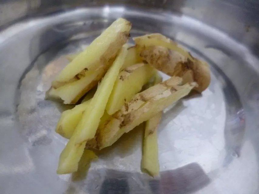 榨菜蒸鲫鱼步骤2